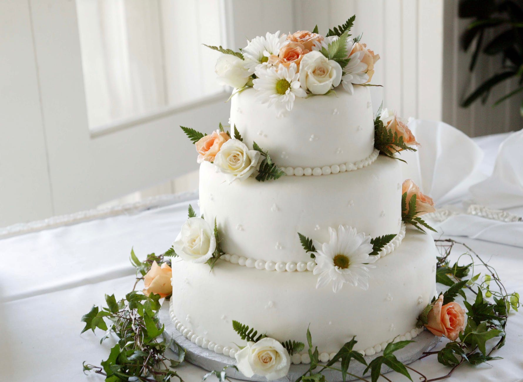 Jak efektownie zaserwować tort weselny